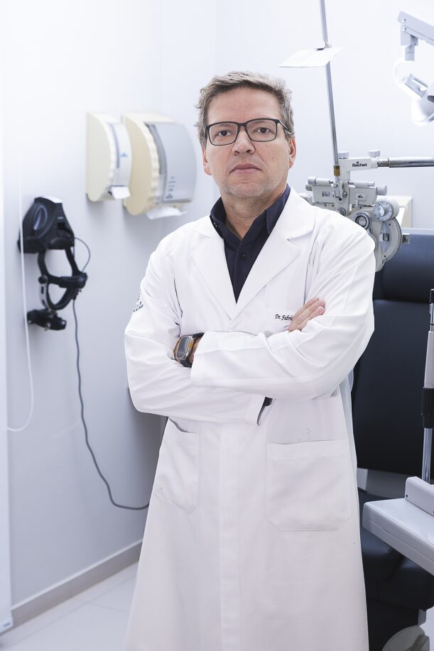 Dr. Fabrício Soubhia em consultório